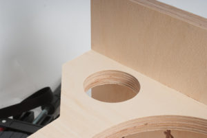 Zentrale zentrale Klammer im Rabatt der oberen Platte